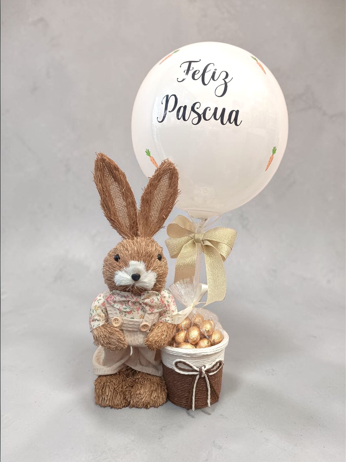 Conejito con 24 huevitos y globo